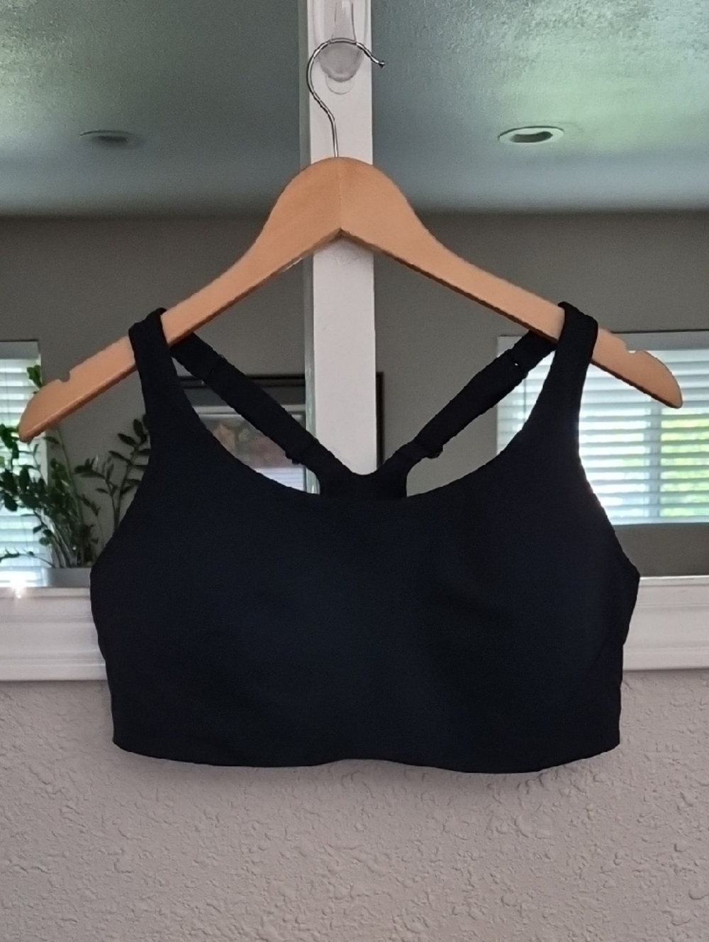 lululemon athletica Black Crisscross Back Sports Bra Sz. 38D